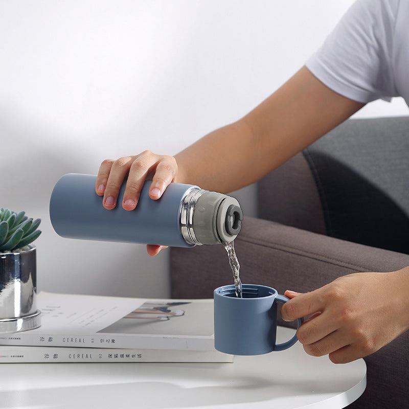 Thermos avec tasse intégret