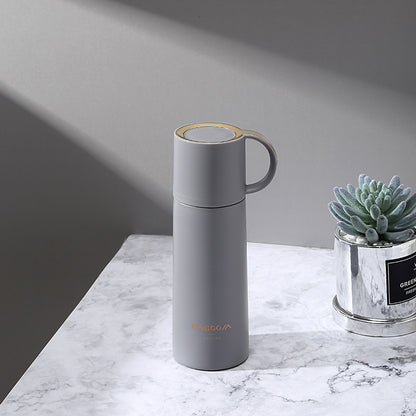 Thermos avec tasse intégret